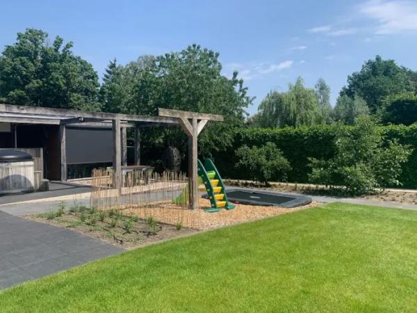 tuin met hottub en sauna en trampoline