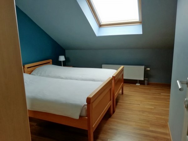 Slaapkamer met 2 eenpersoonsbedden op  tweede verdieping