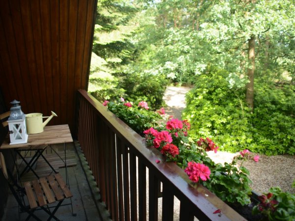 Balkon met uitzicht over eigen terrein en velden rondom