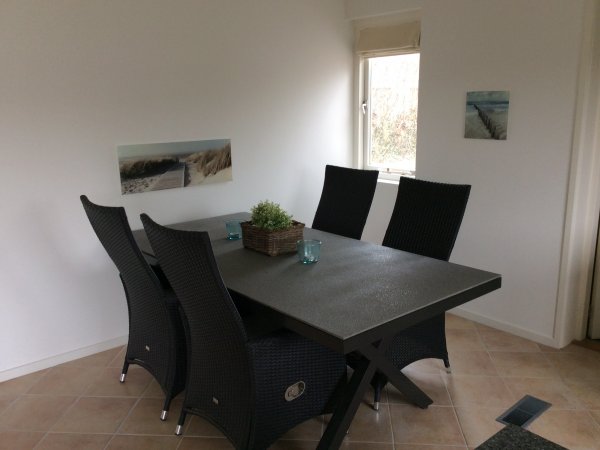 eettafel met comfortabele stoelen