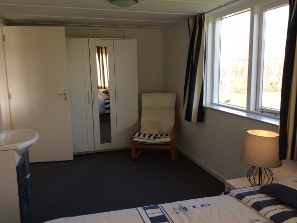 slaapkamer met ruime kast en wasbak